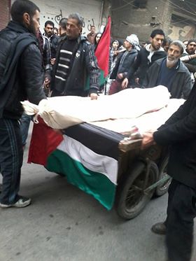 Muhammad Jarbou' wordt op een groentekar naar de begraafplaats gebracht