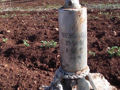 Een onontplofte 9N235 submunitie, gevonden in Keferzita in Syrië. © 2014 Private via de Cluster Munition Coalition