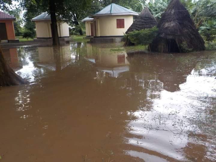 Overstromingen nabij Vredesdorp Kuron